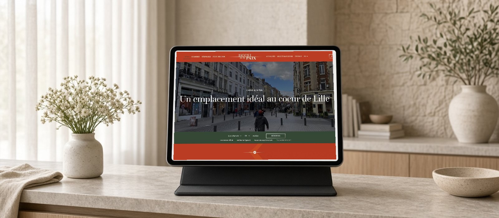 Tablette affichant le site de l'Hôtel de la Paix