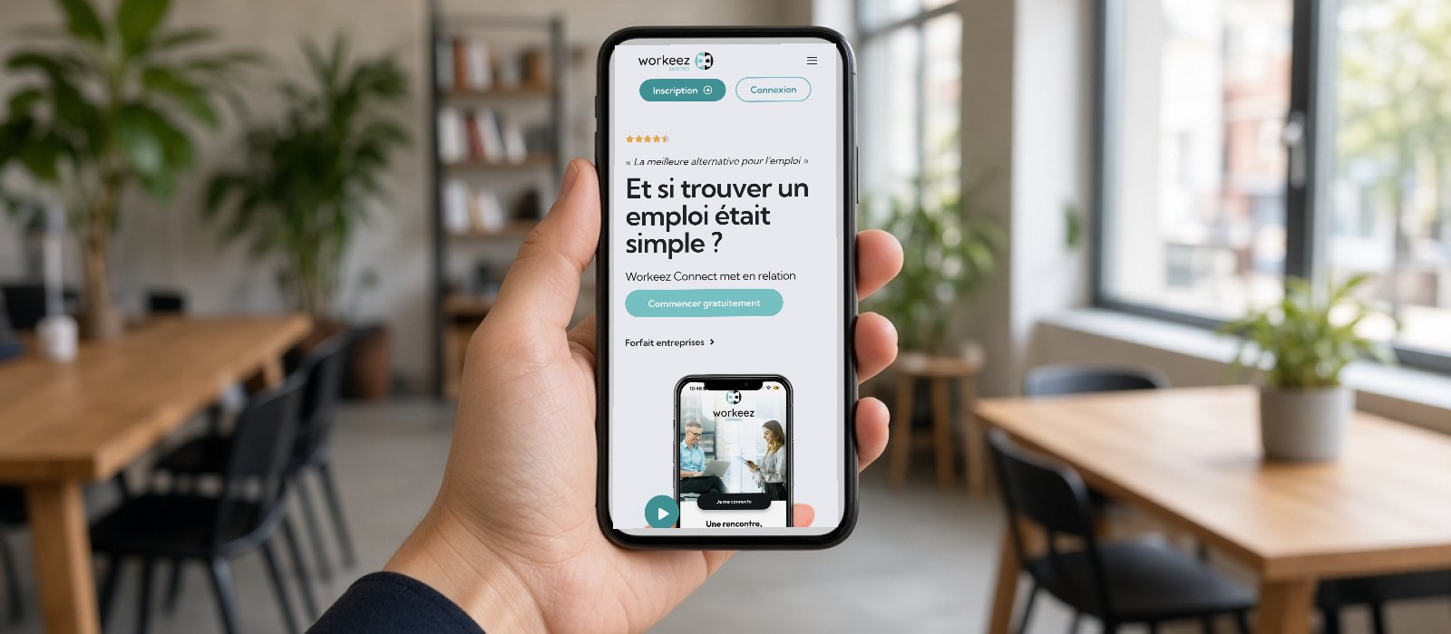 Téléphone vertical affichant le site Workeez Connect en version mobile